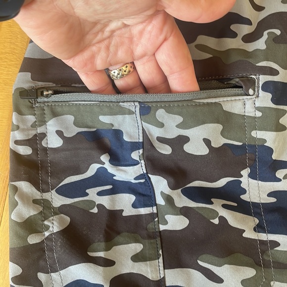 Mens Eddie Bauer Camo stretch shorts - light weight with multiple pockets EUC - Picture 6 of 6